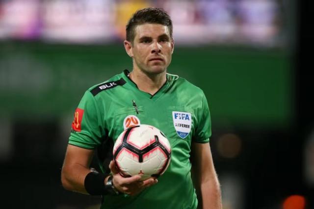 1709555913584005557.jpg 宿命?澳洲裁判执法新中之战 伊万遇命运转折裁判